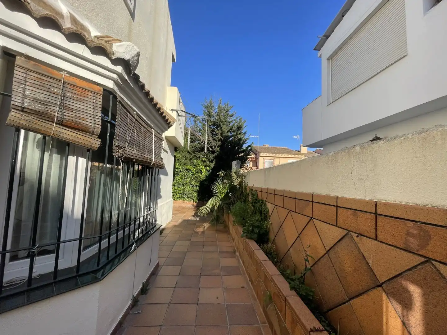 Außenansicht von Einfamilien-Reihenhaus zum Verkauf in Gines mit Klimaanlage, Heizung und Abstellraum