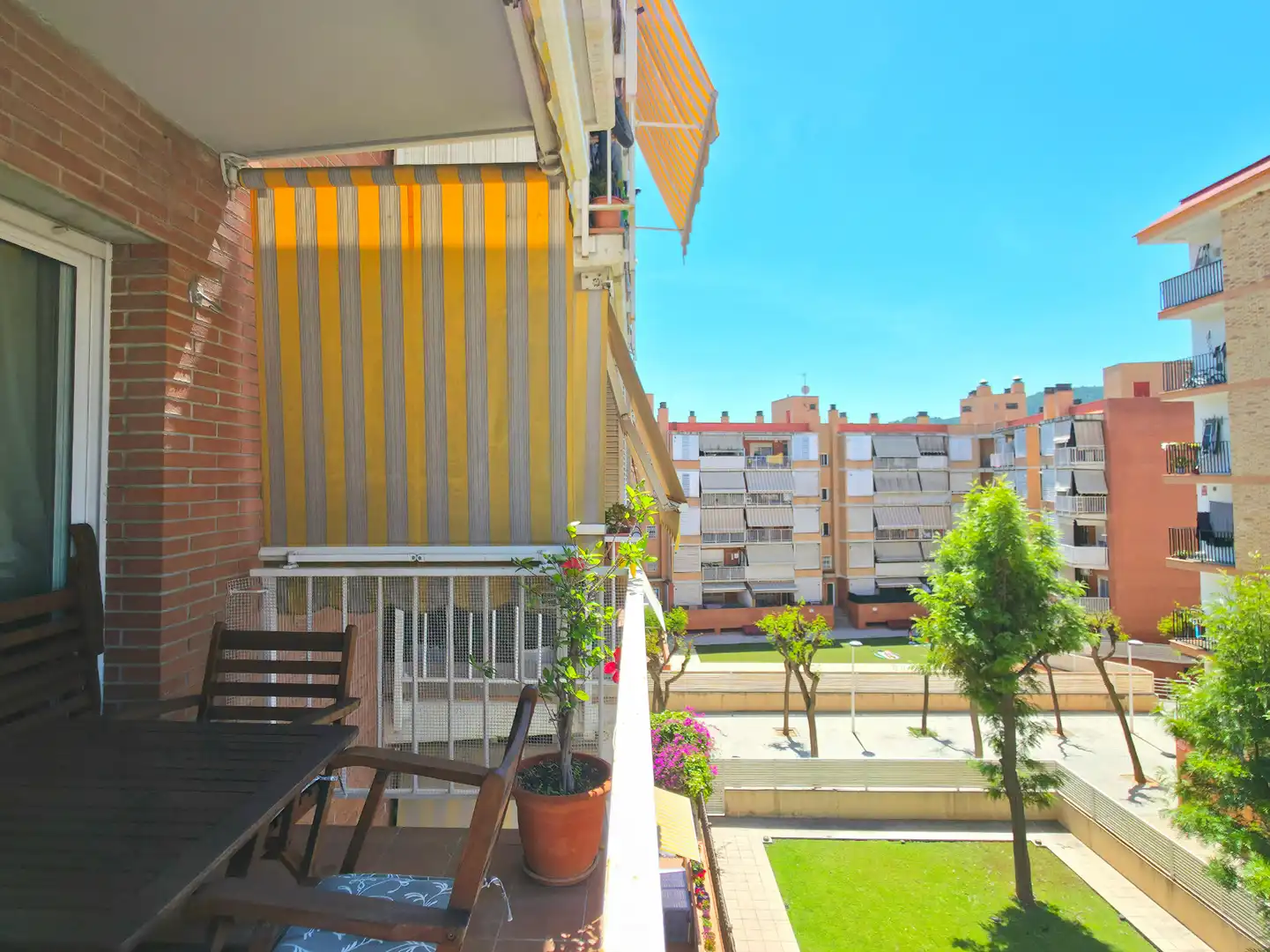 Vista exterior de Piso en venta en Sant Andreu de la Barca con Aire acondicionado, Calefacción y Terraza