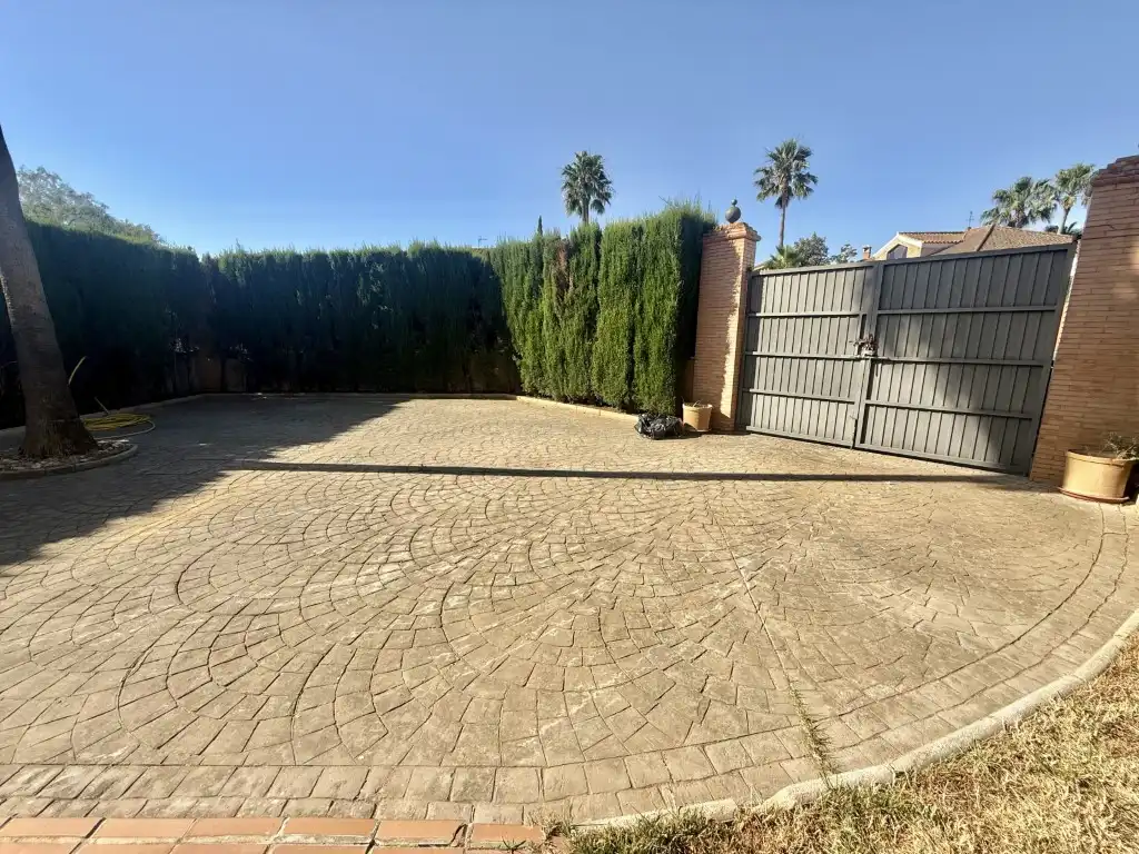 Vista exterior de Casa o chalet en venta en Mairena del Alcor con Amueblado y Balcón