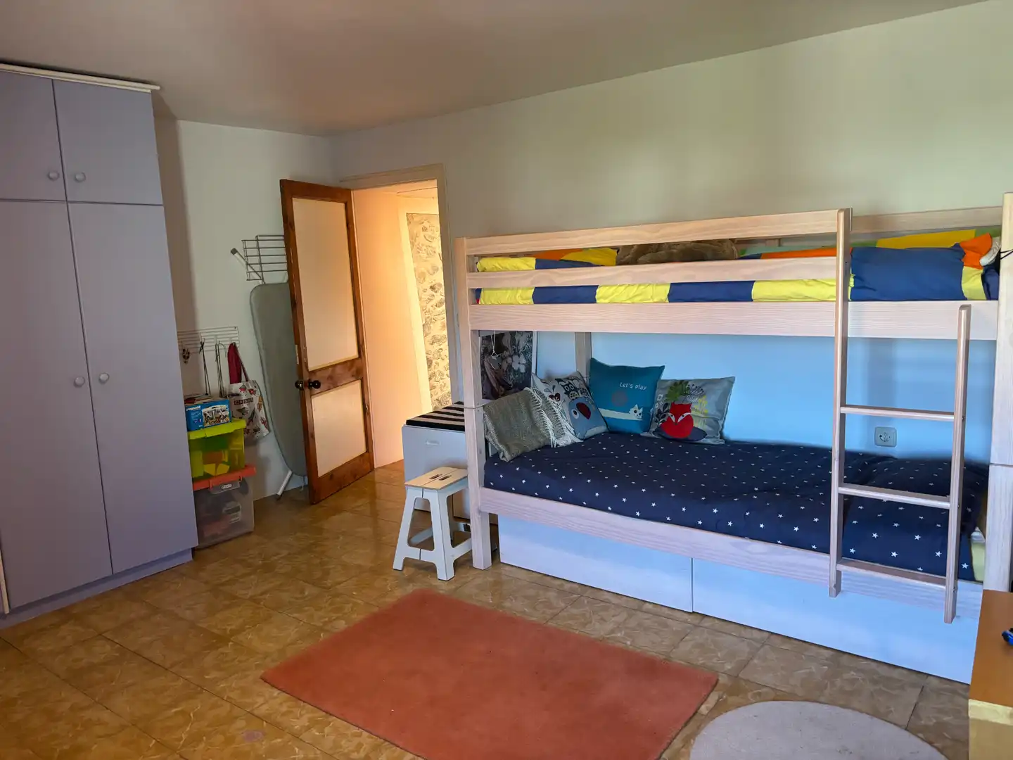 Schlafzimmer von Einfamilien-Reihenhaus zum Verkauf in Flaçà mit Klimaanlage, Heizung und Privatgarten