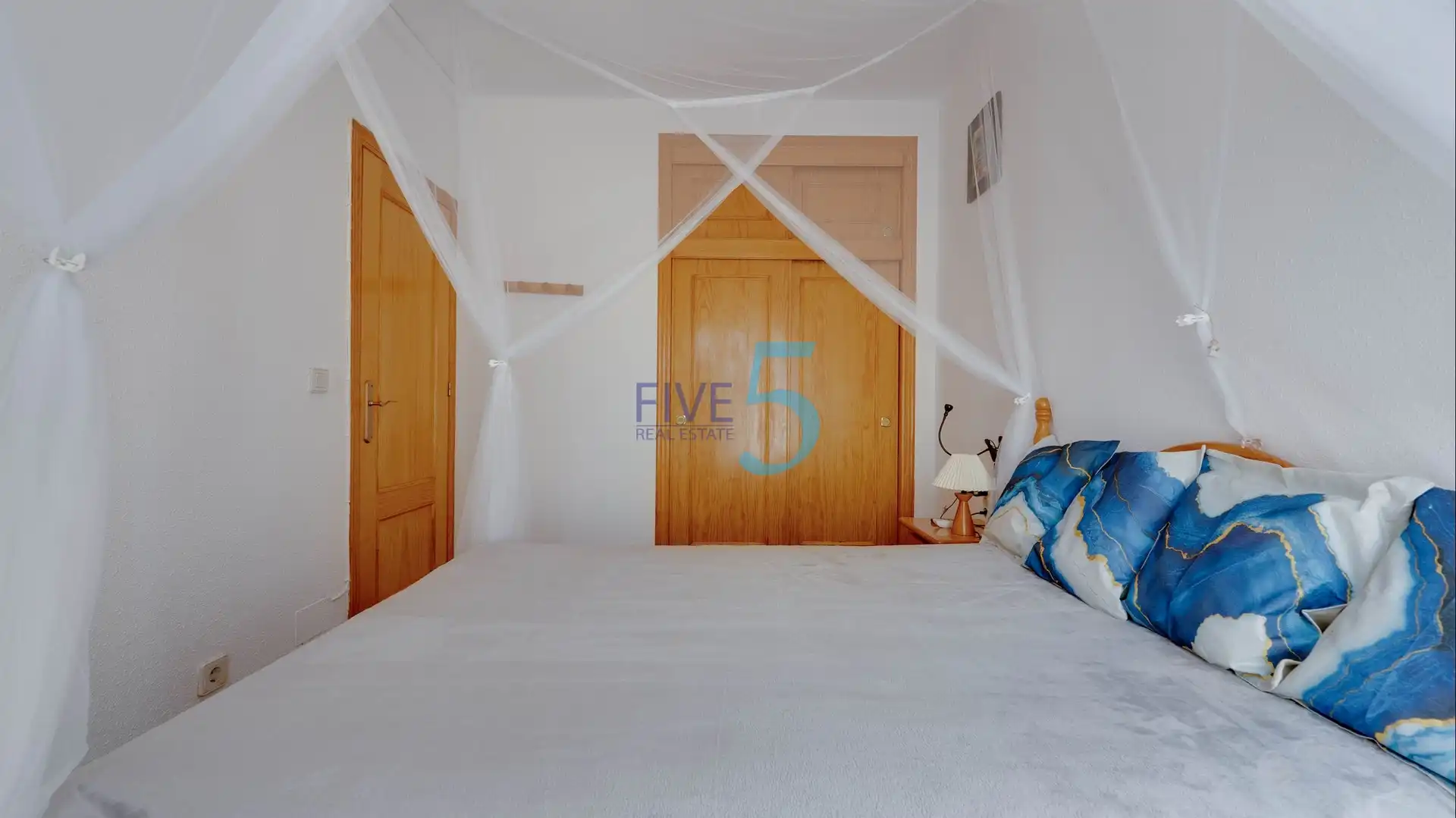 Habitación de Casa adosada en venta en Torrevieja con Aire acondicionado, Terraza y Piscina