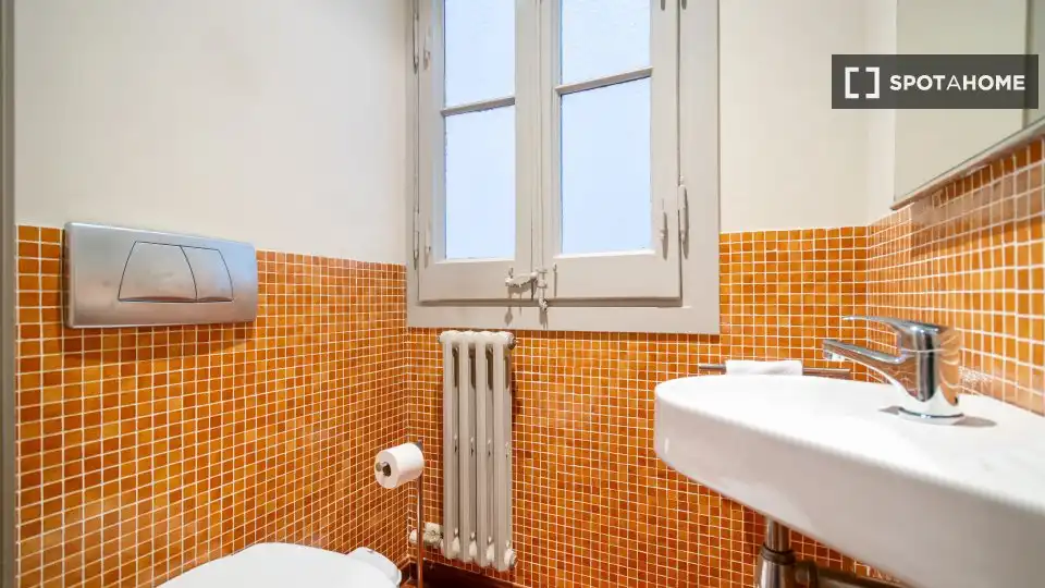 Baño de Piso para compartir en Barcelona con Aire acondicionado, Calefacción y Amueblado