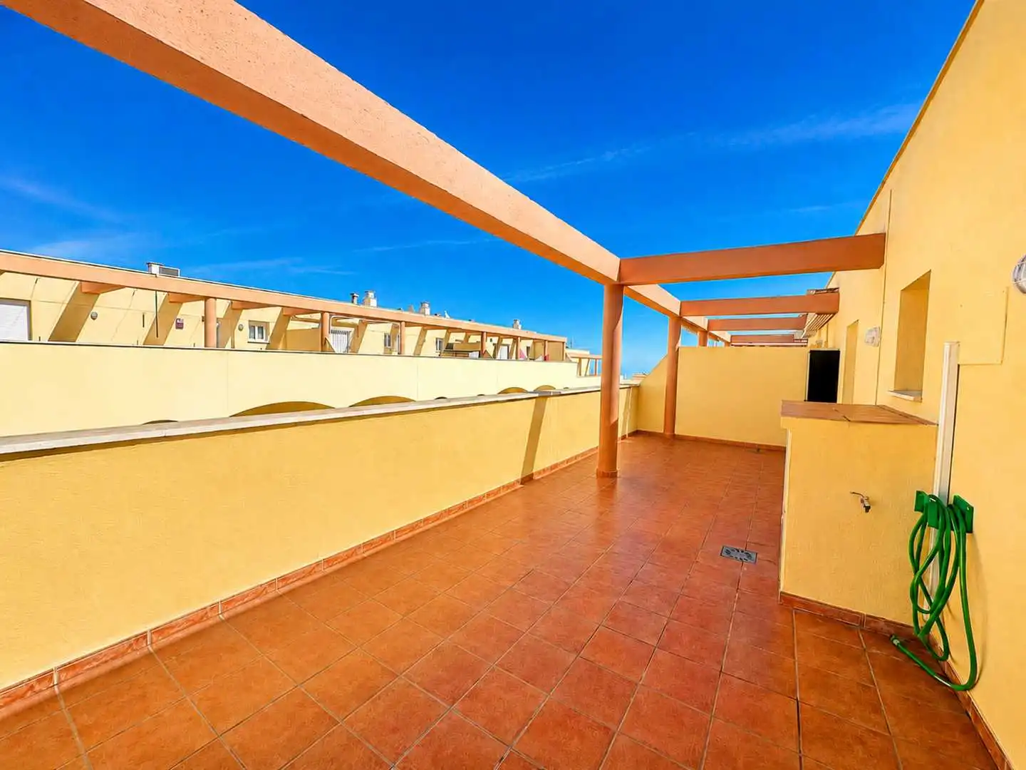 Terrasse von Dachboden zur Miete in Manilva mit Klimaanlage, Terrasse und Möbliert