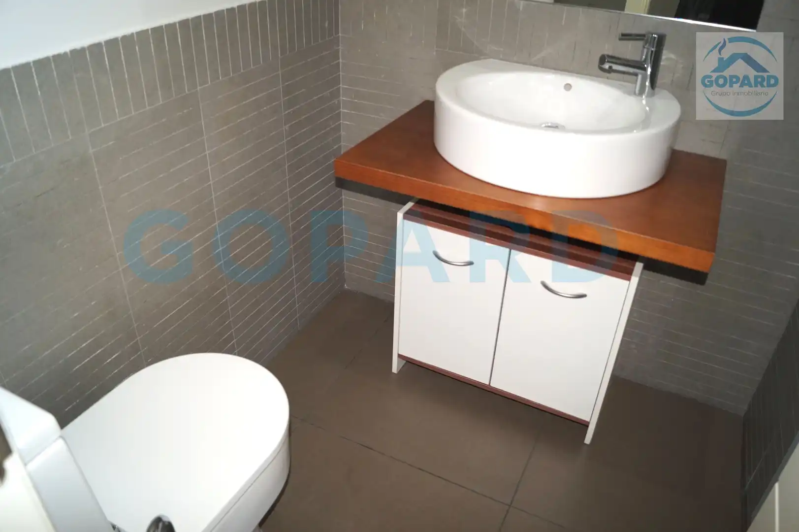 Baño de Casa adosada de alquiler en Villanueva de la Cañada con Aire acondicionado, Calefacción y Jardín privado