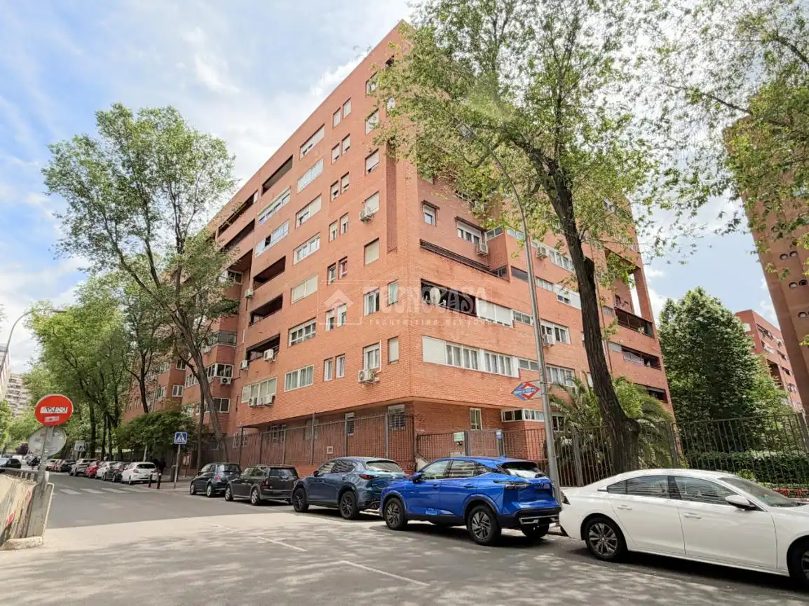 Vista exterior de Pis en venda en Madrid amb Aire condicionat i Calefacció