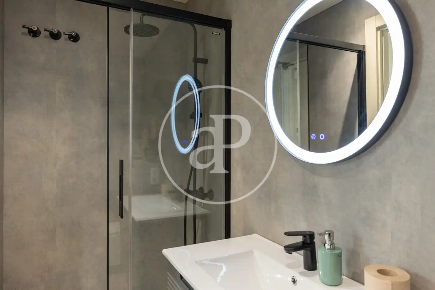 Badezimmer von Wohnung zum Verkauf in Barcelona mit Klimaanlage, Heizung und Privatgarten