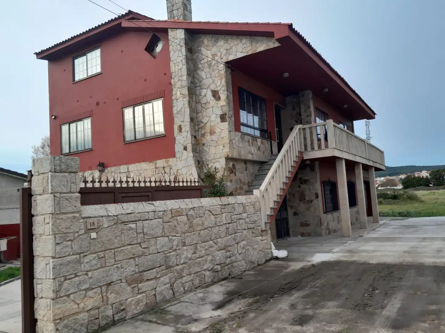 Vista exterior de Casa o xalet en venda en Ribeira amb Calefacció, Jardí privat i Parquet