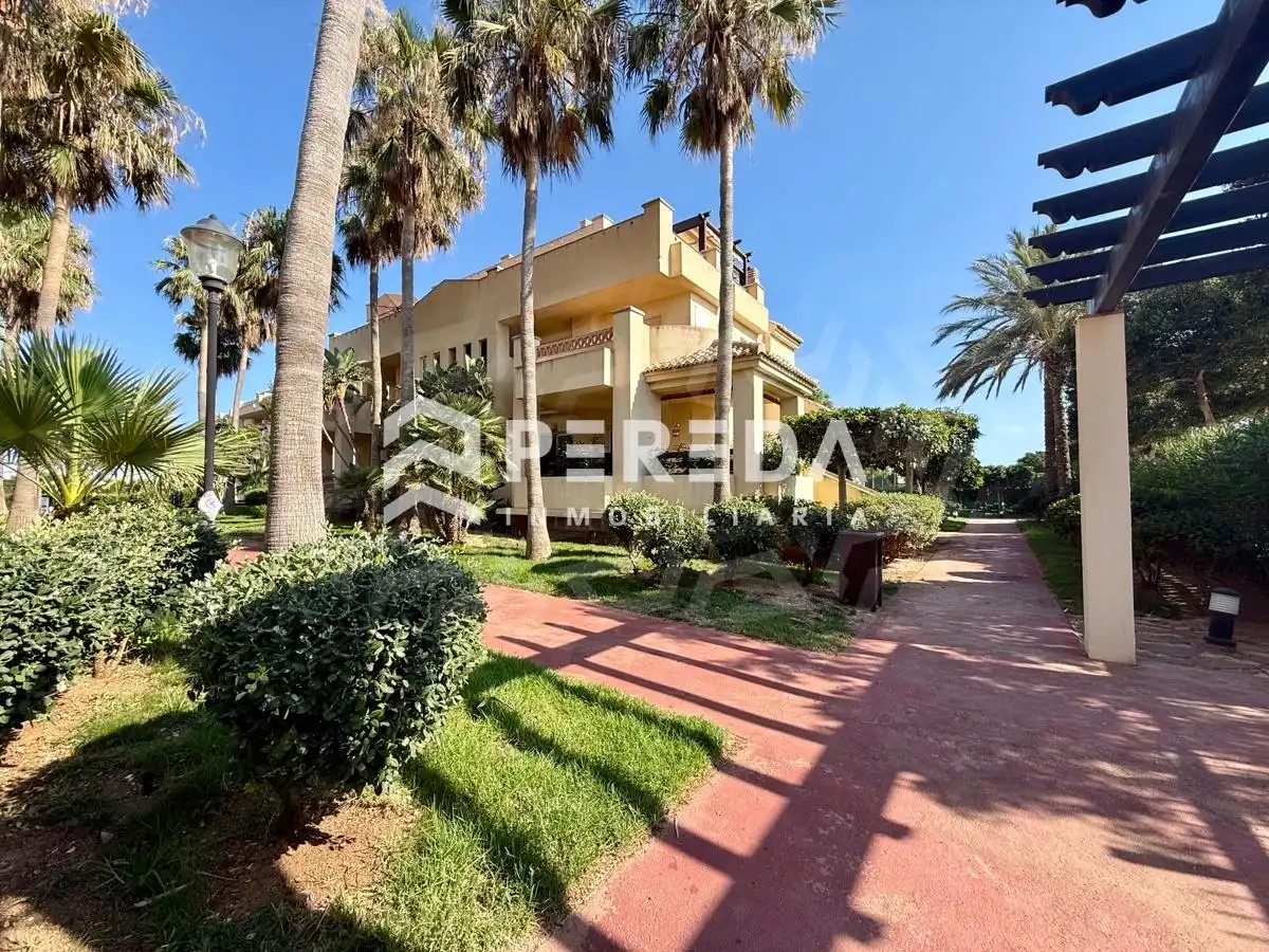 Vista exterior de Apartament en venda en Roquetas de Mar amb Piscina comunitària