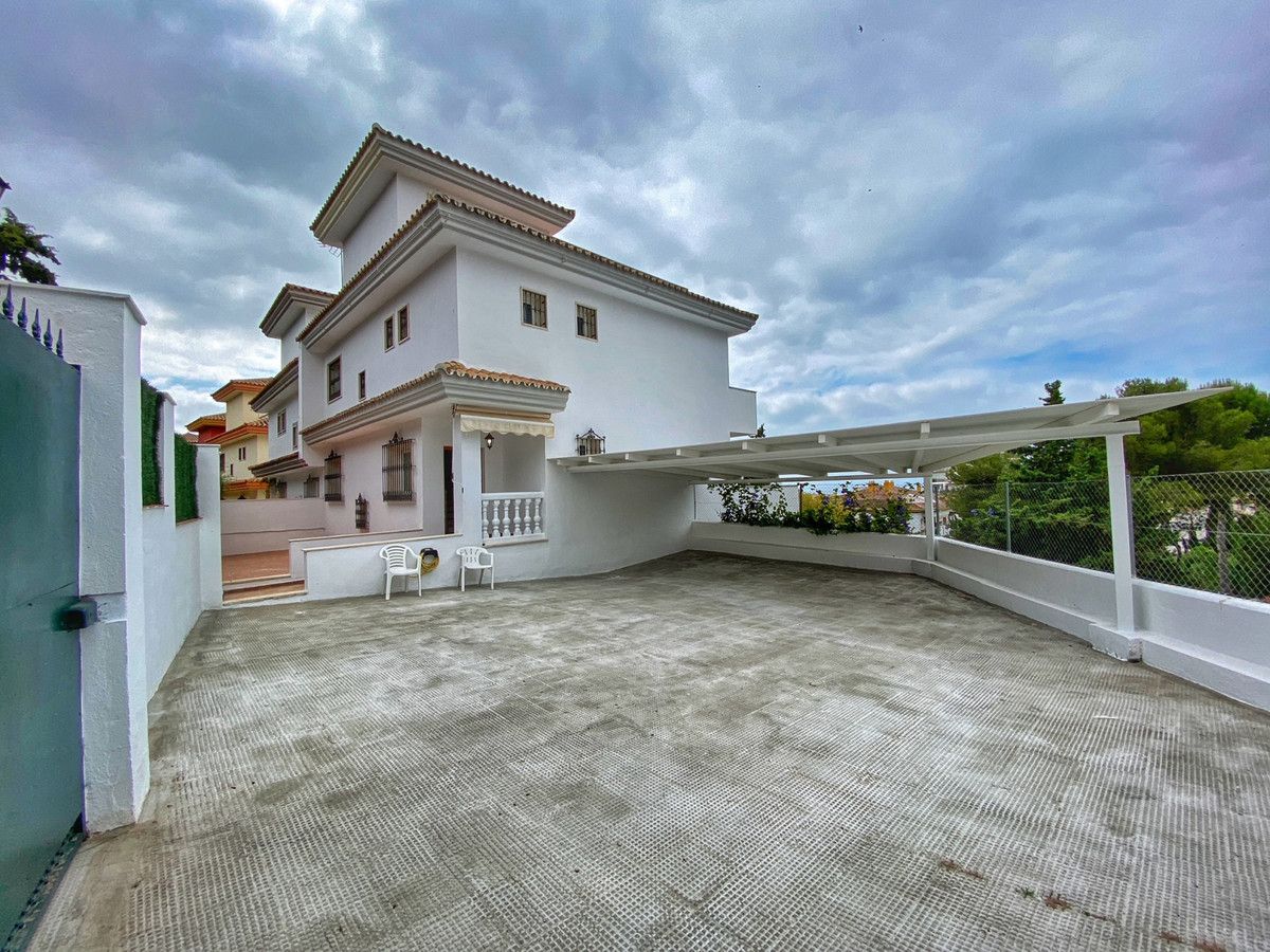 Vista exterior de Casa adosada de lloguer en Marbella amb Aire condicionat, Jardí privat i Terrassa