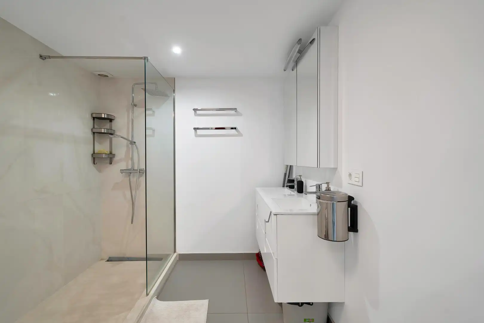 Baño de Apartamento en venta en Marbella con Calefacción, Terraza y Piscina comunitaria