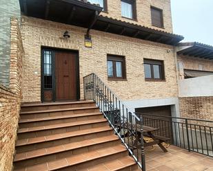 Vista exterior de Casa adosada en venda en Navalcarnero amb Terrassa i Balcó