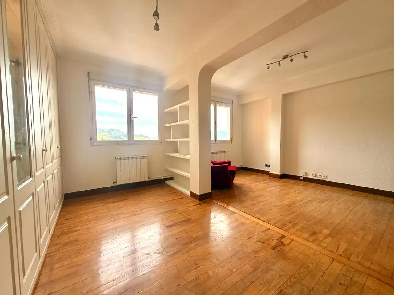 Sala d'estar de Pis en venda en Donostia - San Sebastián  amb Calefacció, Terrassa i Balcó