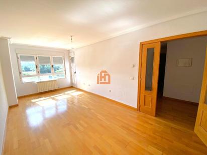 Dormitori de Apartament en venda en Villaquilambre amb Calefacció i Parquet