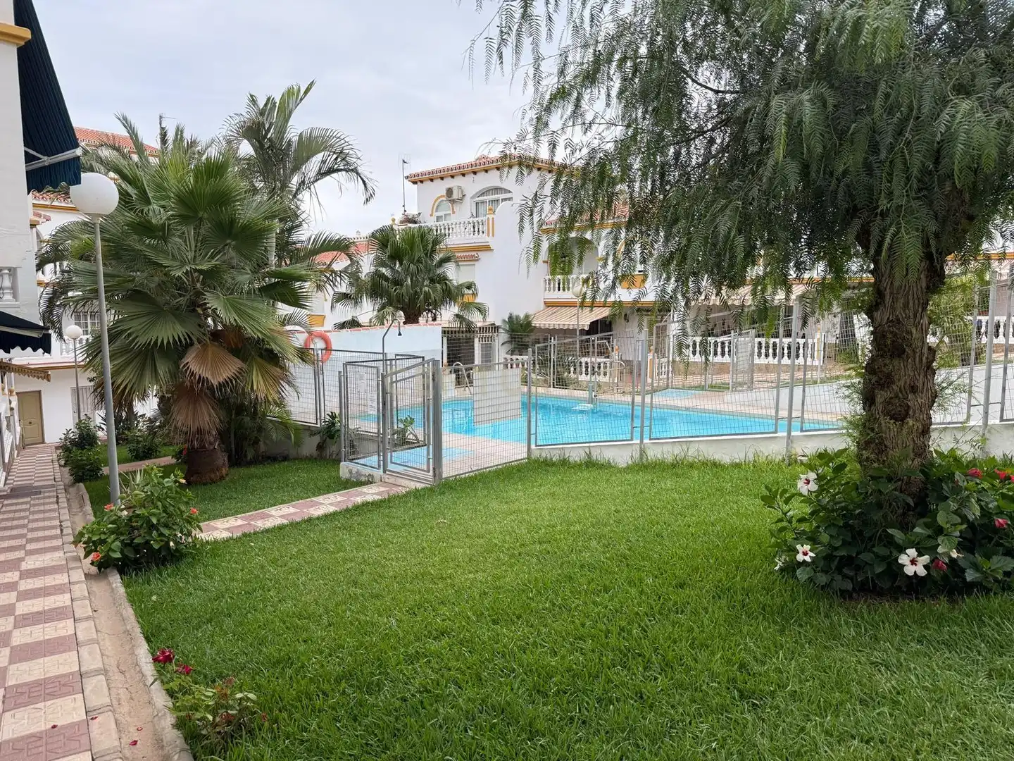 Piscina de Casa adosada en venda en Torrox amb Aire condicionat, Balcó i Piscina comunitària