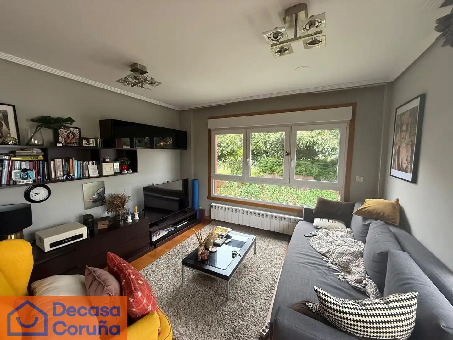 Sala de estar de Ático en venta en Oleiros con Calefacción, Parquet y Trastero