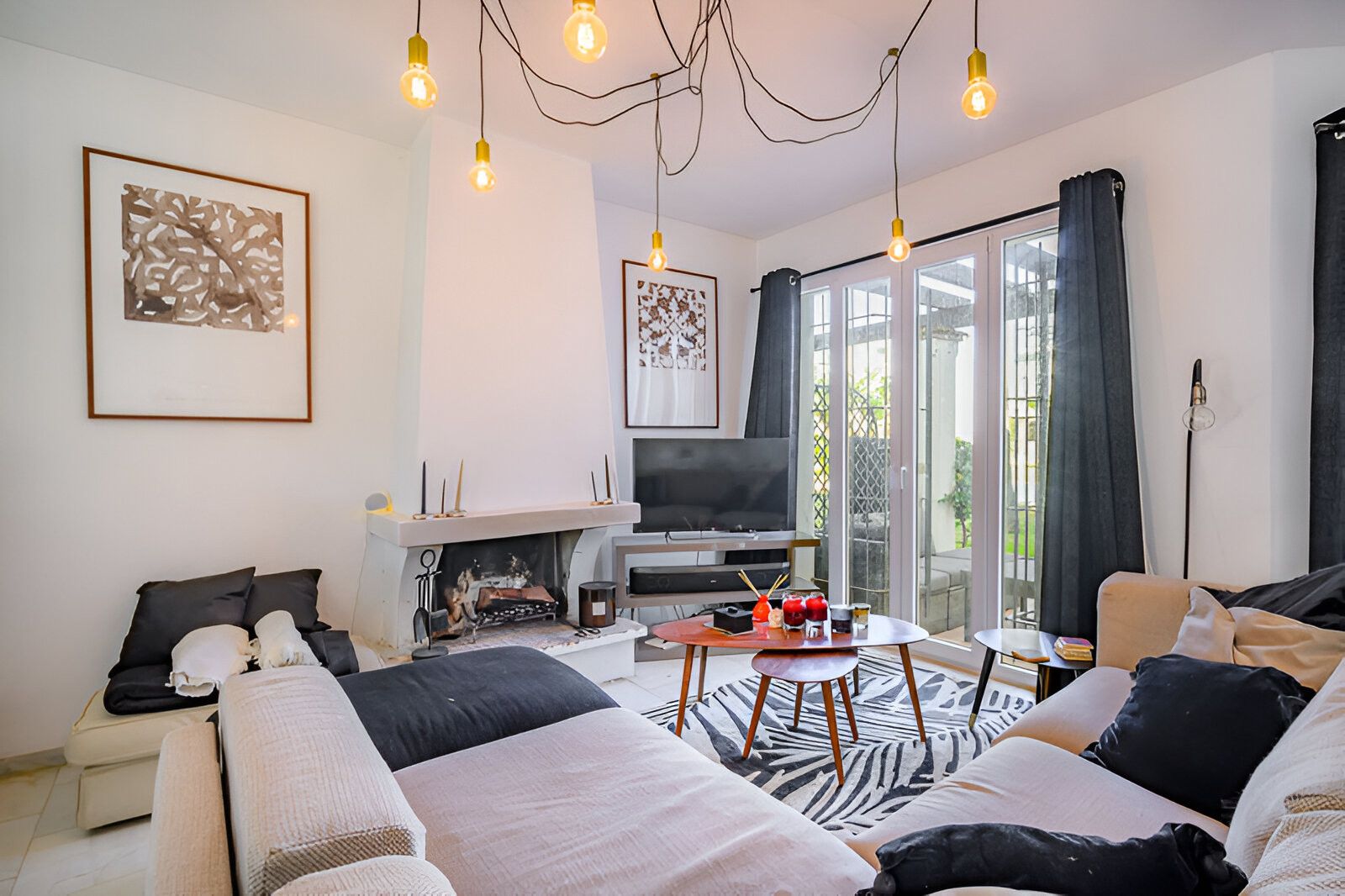 Sala d'estar de Casa adosada en venda en Marbella amb Aire condicionat, Terrassa i Piscina