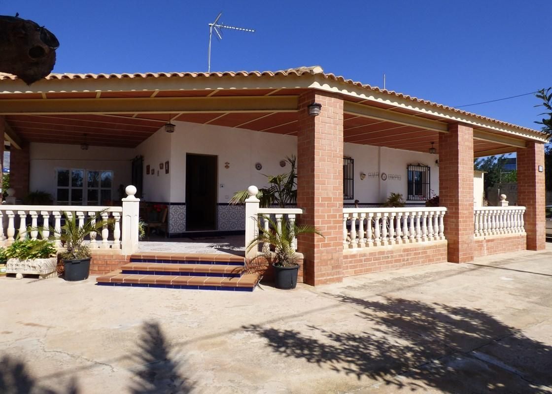Vista exterior de Casa o xalet en venda en Benidorm amb Jardí privat, Terrassa i Moblat