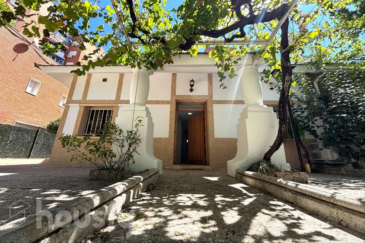 Vista exterior de Casa o chalet de alquiler en Madrid con Aire acondicionado, Calefacción y Jardín privado