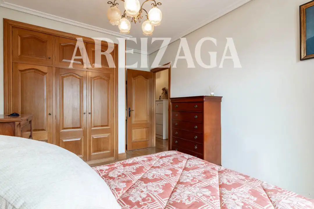 Dormitori de Casa o xalet en venda en Donostia - San Sebastián  amb Calefacció, Jardí privat i Terrassa