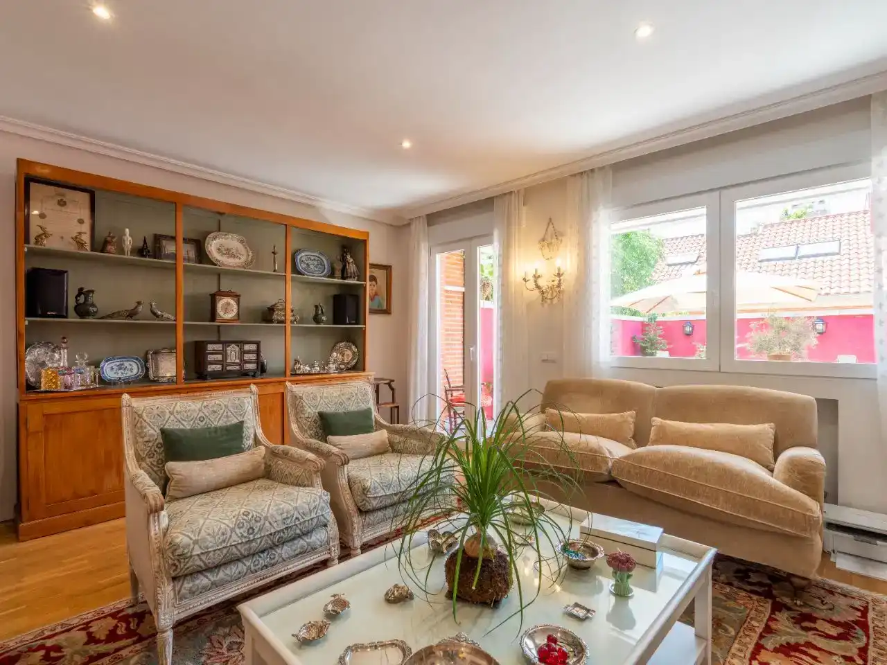 Sala d'estar de Casa adosada en venda en Madrid amb Aire condicionat, Jardí privat i Parquet