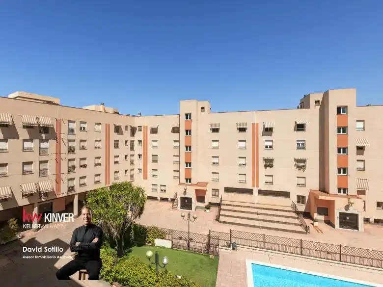 Vista exterior de Pis en venda en  Granada Capital amb Aire condicionat i Piscina