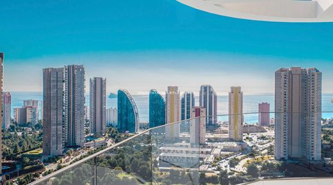 Modernos apartamentos de lujo con vistas panorámicas al mar ubicados en segunda línea de playa en Benidorm. Puede elegir entre apa