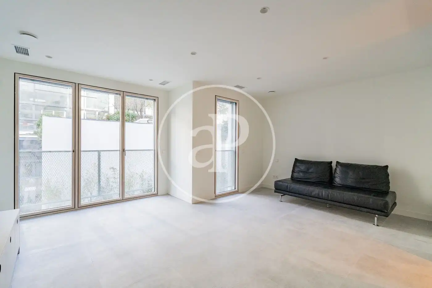 Living room of Flat for rent in  Madrid Capital  with Air Conditioner, Heating and Private garden