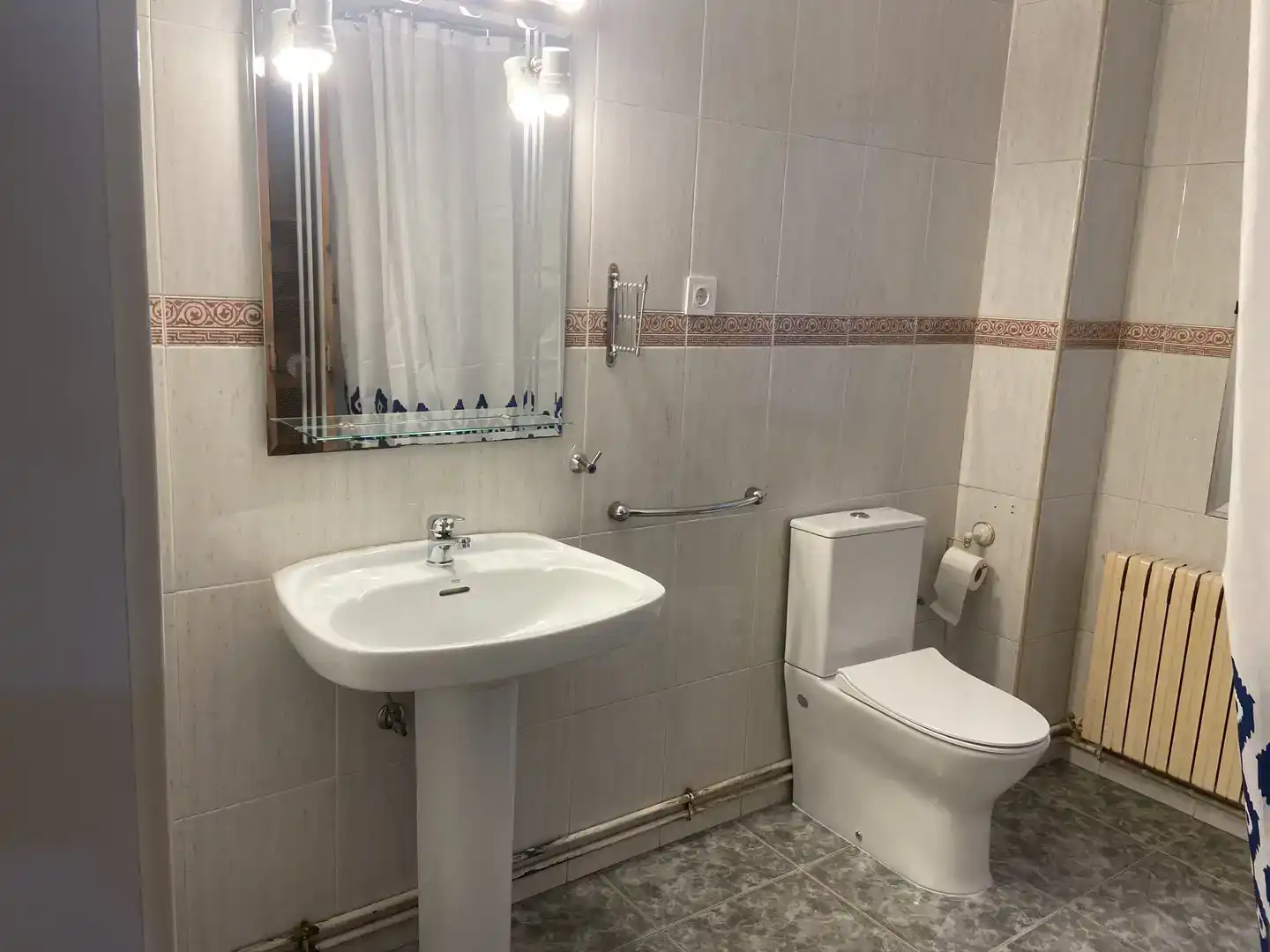 Bathroom of Flat for rent in Tudela