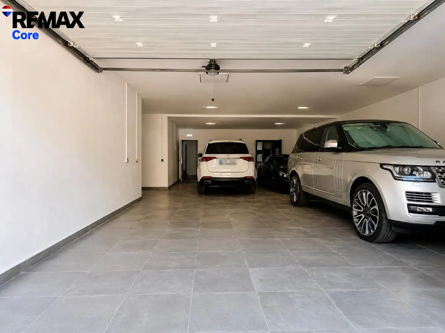 Aparcament de Casa o xalet en venda en Marbella amb Aire condicionat, Calefacció i Jardí privat