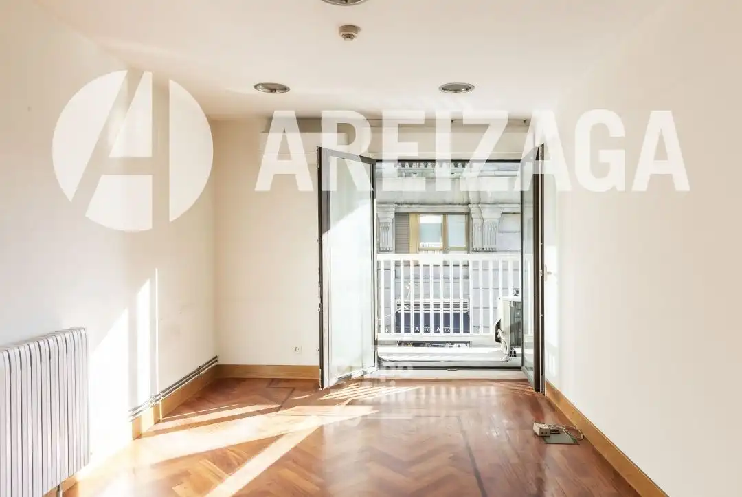 Schlafzimmer von Büro zum Verkauf in Donostia - San Sebastián  mit Klimaanlage, Heizung und Abstellraum
