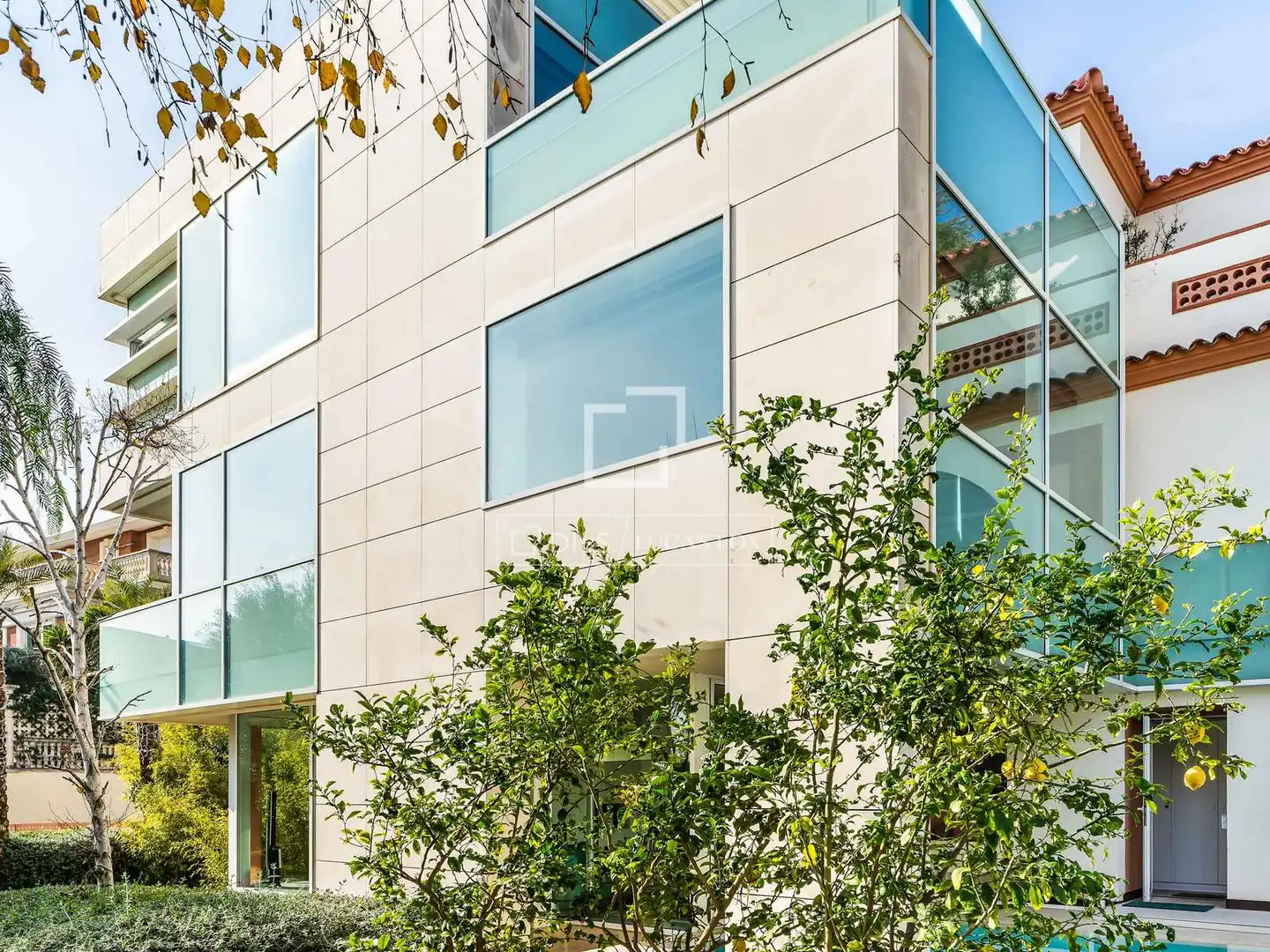 Vista exterior de Casa o xalet en venda en Barcelona amb Aire condicionat, Calefacció i Jardí privat