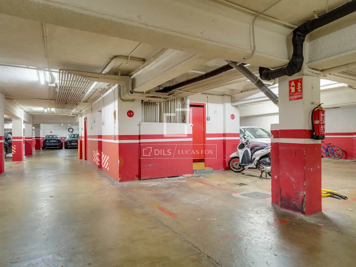 Parking de Piso en venta en Barcelona con Aire acondicionado, Calefacción y Terraza