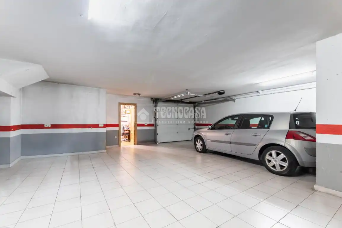 Parking de Casa adosada en venta en Torrelodones con Calefacción, Jardín privado y Terraza