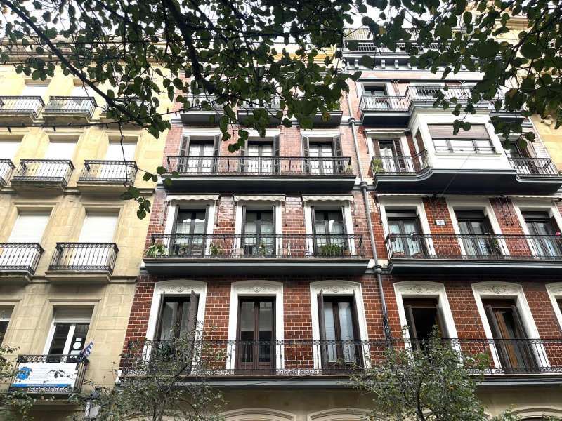 Vista exterior de Pis en venda en Donostia - San Sebastián  amb Calefacció i Terrassa