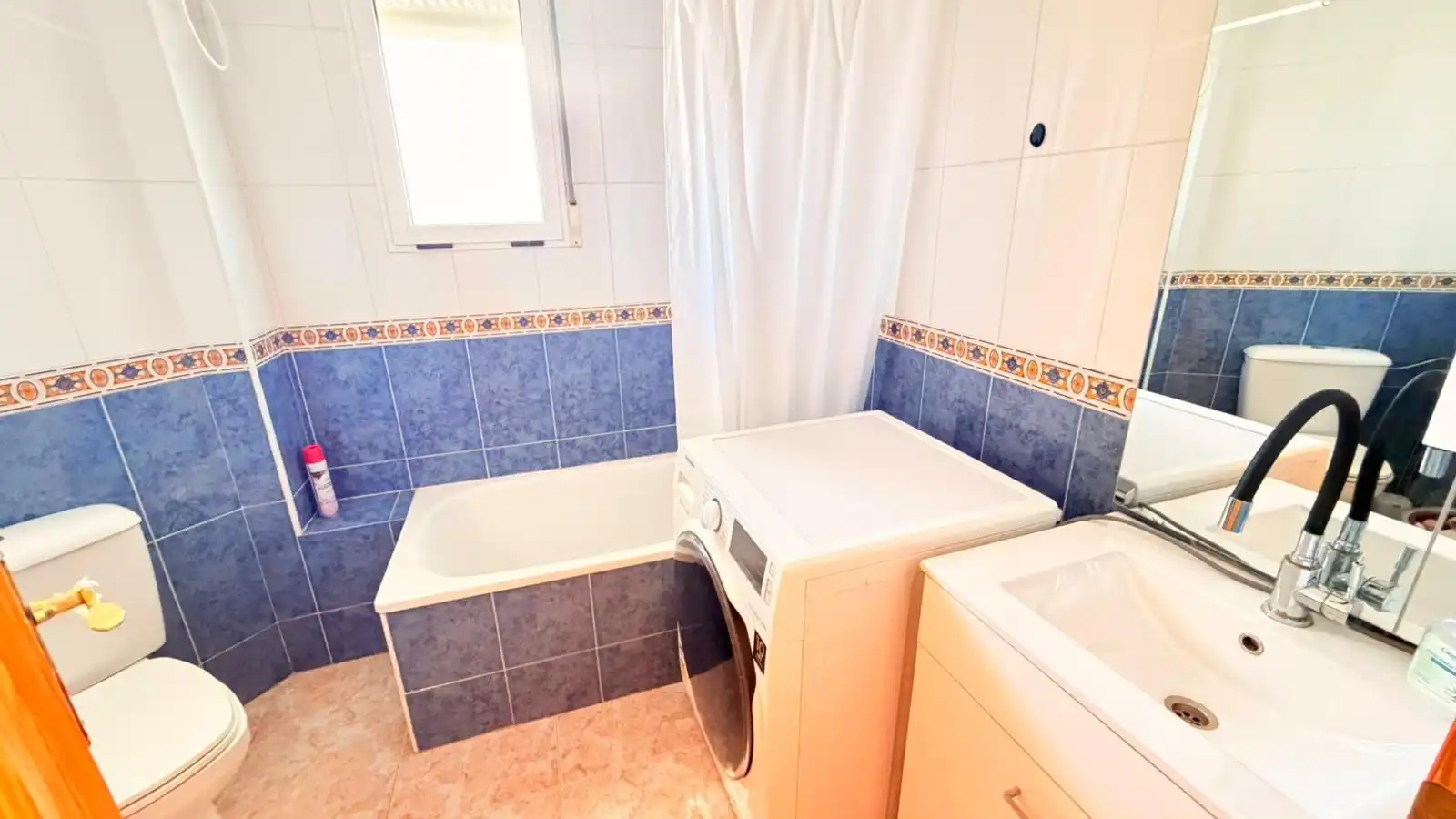 Bany de Pis en venda en Torrevieja amb Calefacció, Terrassa i Moblat