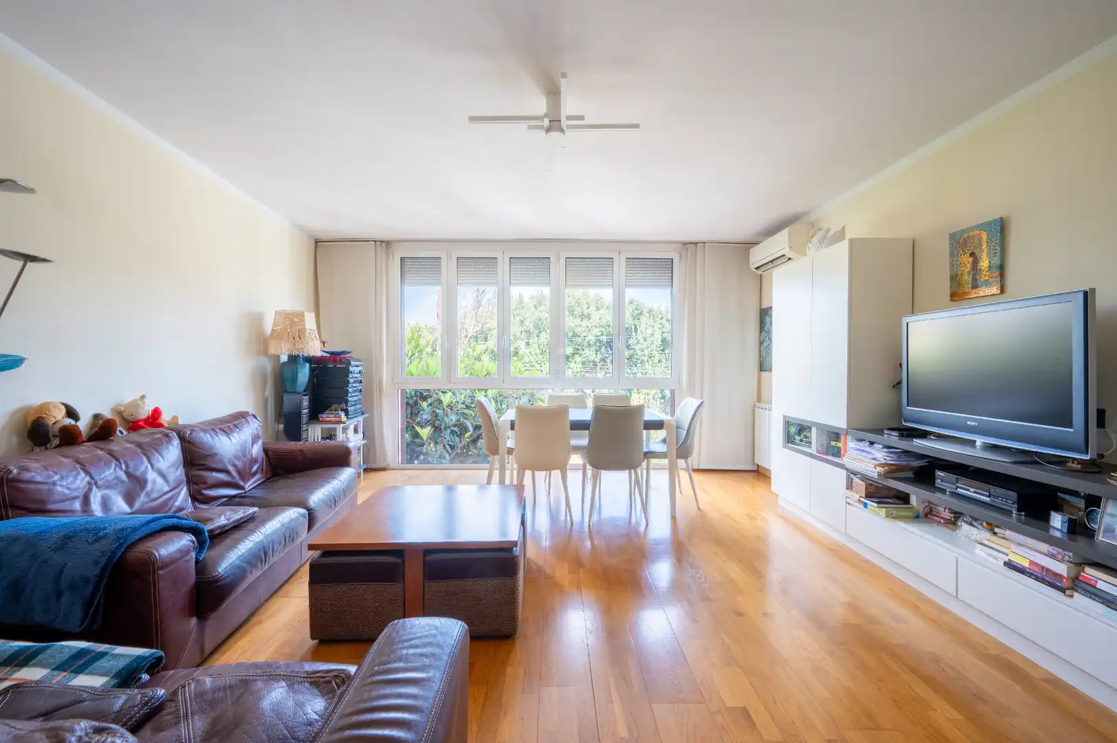 Wohnzimmer von Einfamilien-Reihenhaus zum Verkauf in Sant Cugat del Vallès mit Klimaanlage, Heizung und Privatgarten