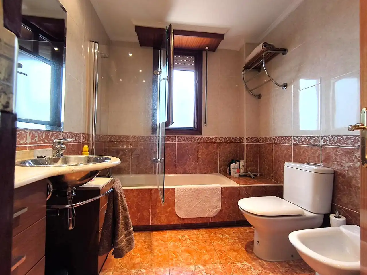 Baño de Casa adosada en venta en Castro-Urdiales con Calefacción, Terraza y Balcón