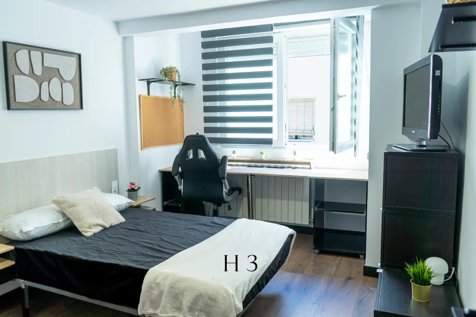 Bedroom of Flat for share in Zaragoza  with Air Conditioner, Heating and Private garden