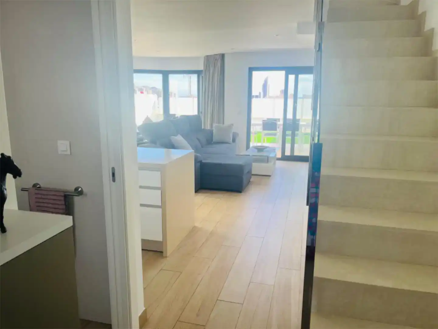 Sala d'estar de Casa adosada en venda en Finestrat amb Aire condicionat, Piscina i Balcó