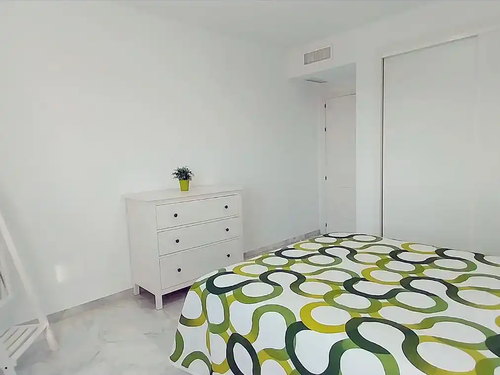 Schlafzimmer von Wohnung zur Miete in Marbella mit Klimaanlage, Privatgarten und Schwimmbad