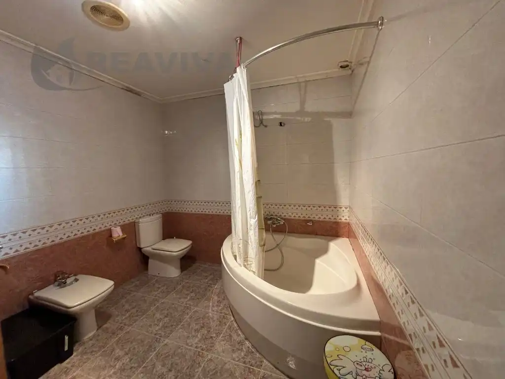 Baño de Piso en venta en La Seu d'Urgell con Horno, Lavadora y Microondas