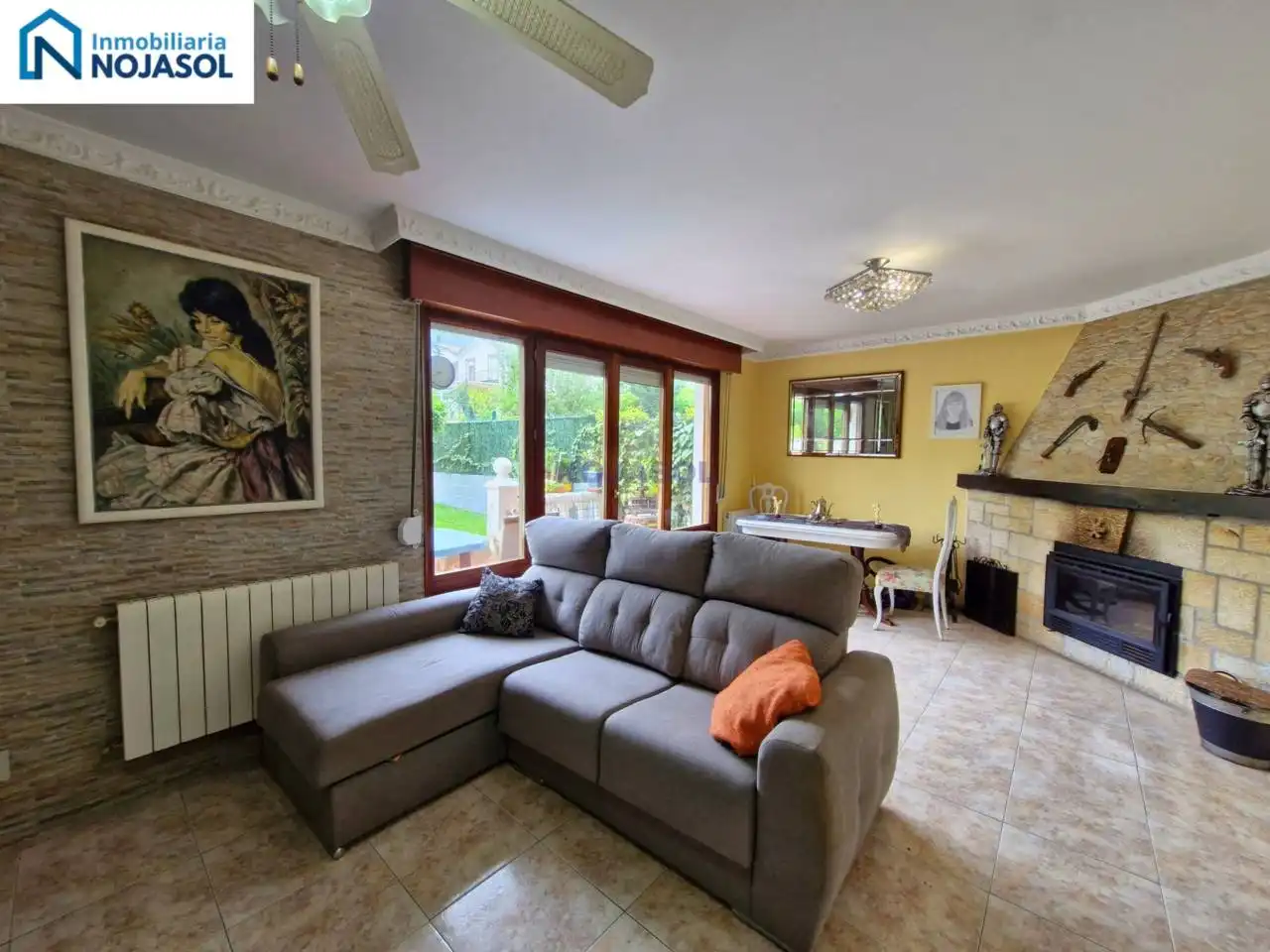 Sala d'estar de Casa adosada en venda en Meruelo amb Calefacció, Jardí privat i Terrassa