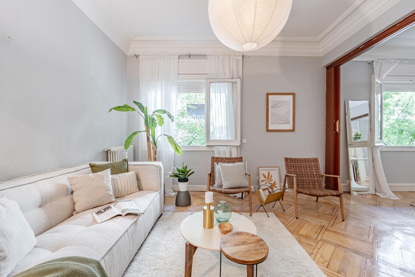 Sala de estar de Piso en venta en  Madrid Capital con Parquet