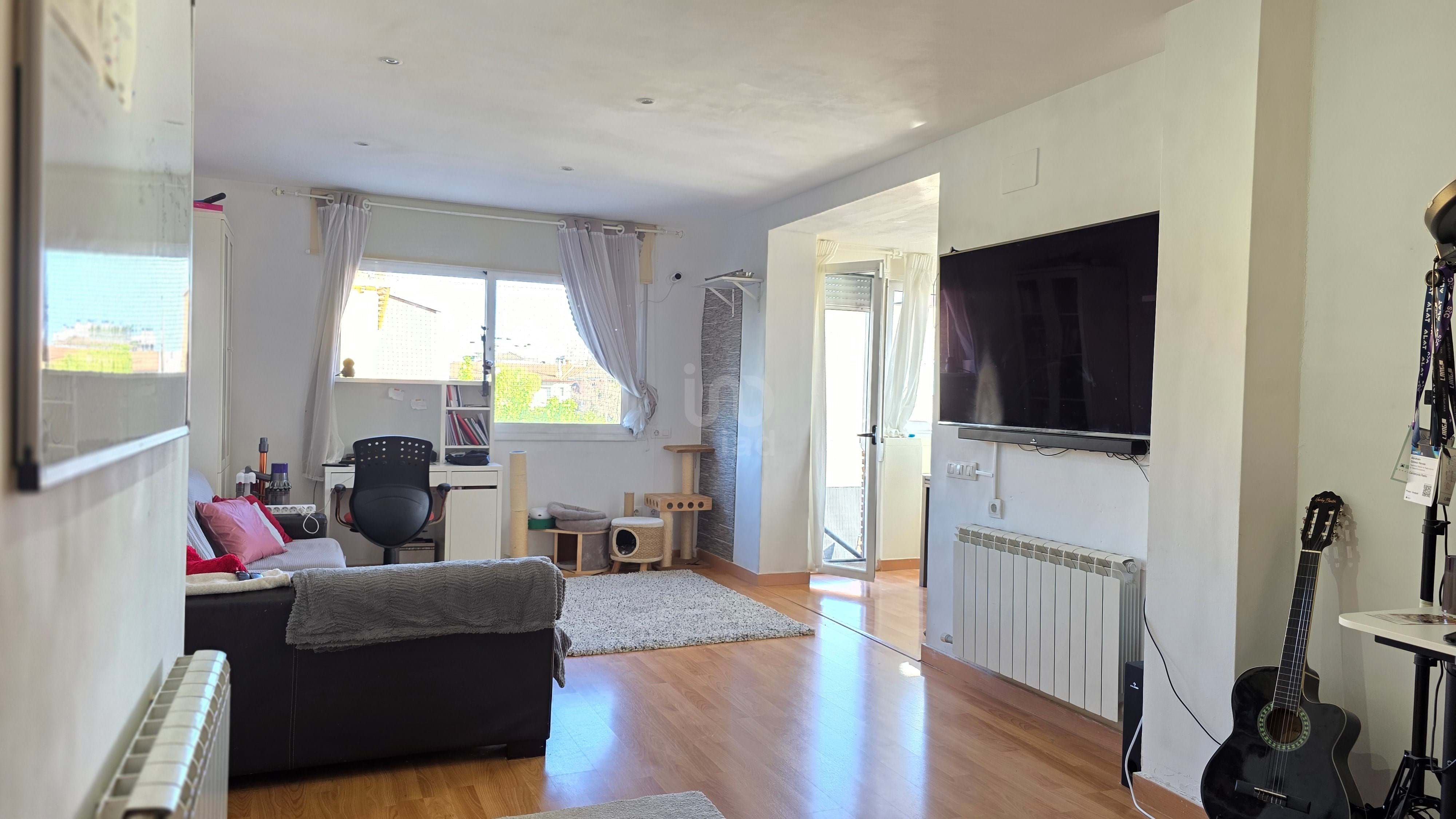 Living room of Flat for sale in Cerdanyola del Vallès  with Air Conditioner, Heating and Terrace