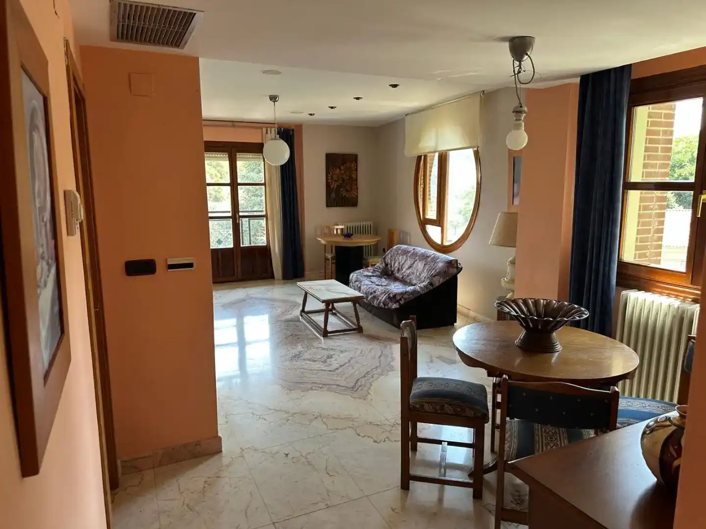 Sala d'estar de Pis de lloguer en Jaén amb Aire condicionat, Piscina i Moblat