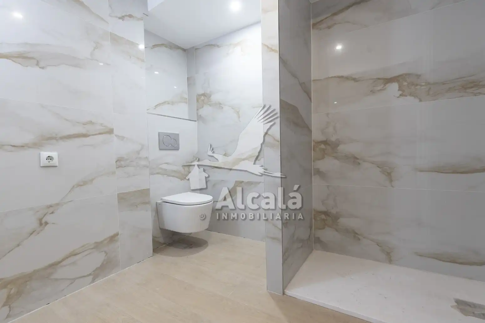 Baño de Local en venta en Alcalá de Henares con Aire acondicionado