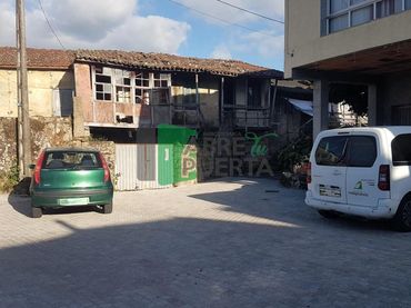 Casa rústica amb jardí en venda a Amoeiro
