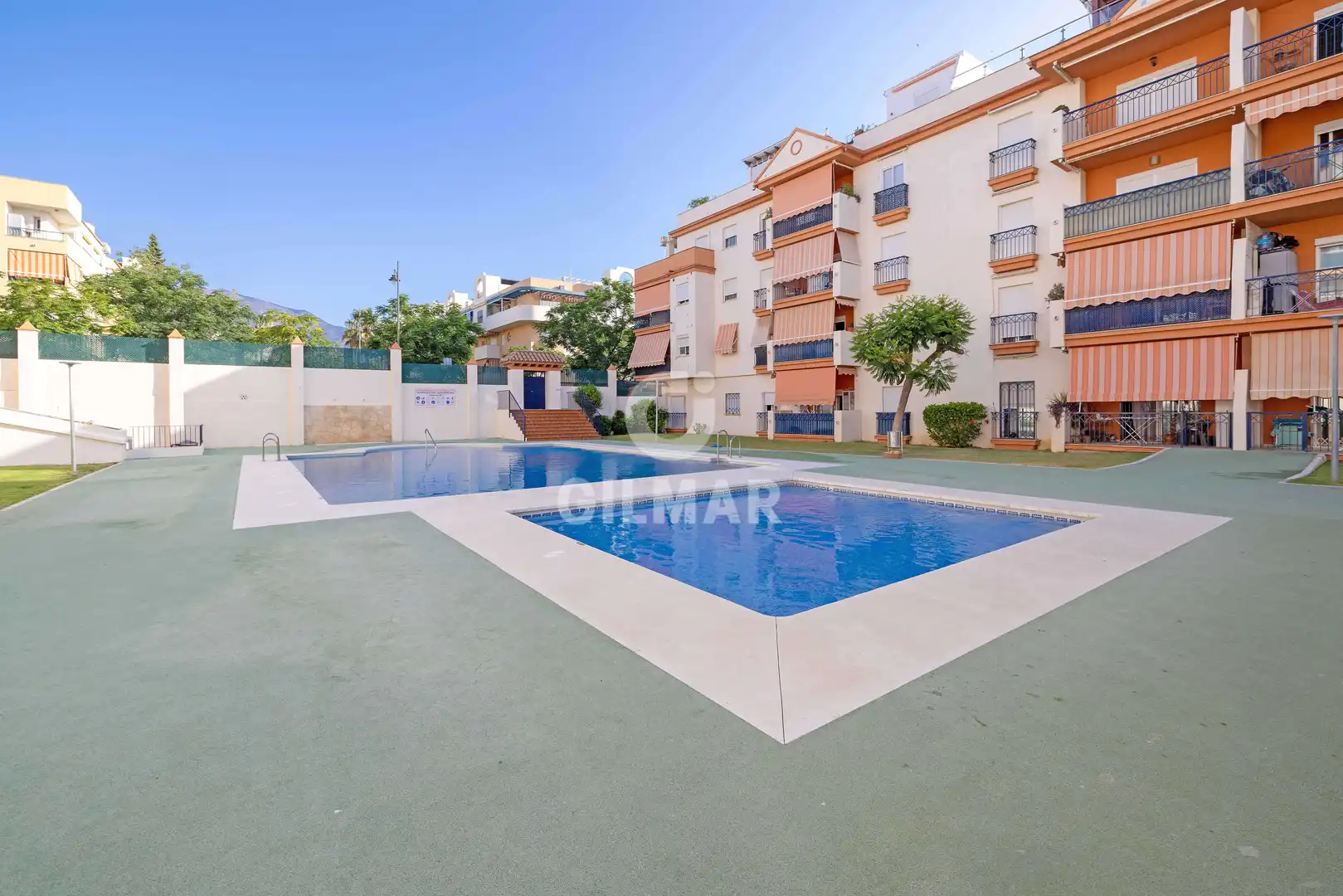 Vista exterior de Àtic en venda en Estepona amb Calefacció, Piscina i Balcó