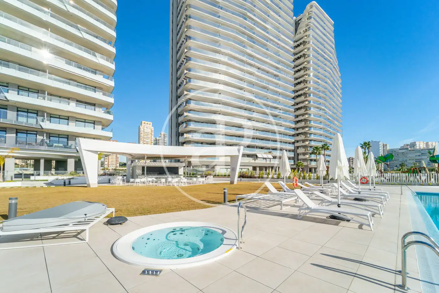 Piscina de Piso en venta en Benidorm con Aire acondicionado, Calefacción y Jardín privado