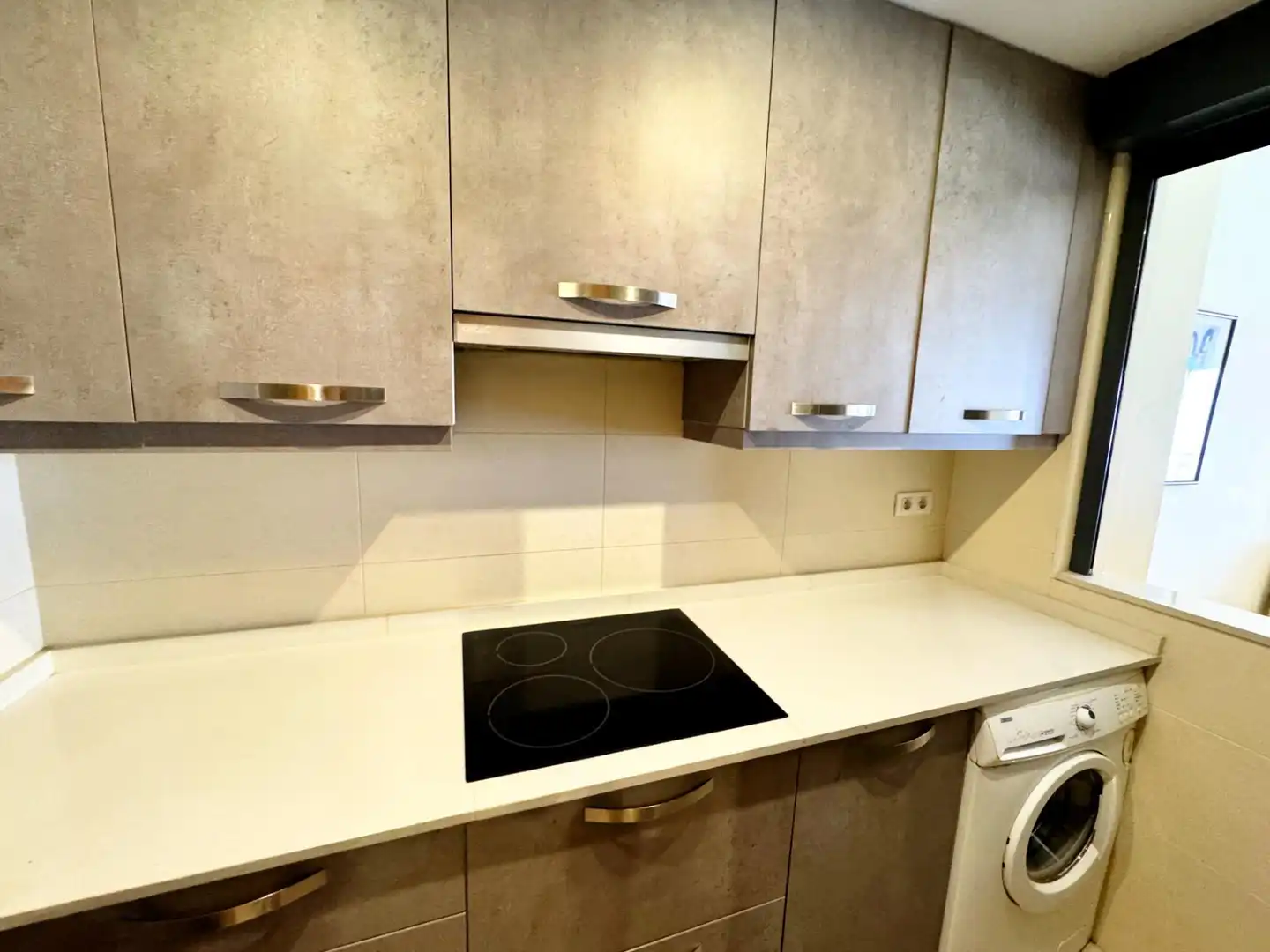 Küche von Wohnung zum Verkauf in Sitges mit Klimaanlage, Heizung und Balkon